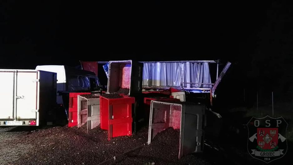 Z ciężarówki wysypały się na na jezdnię dojrzałe porzeczki