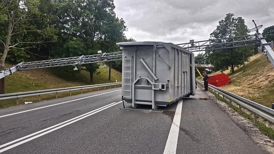 Ciężarówka przewróciła bramkę 