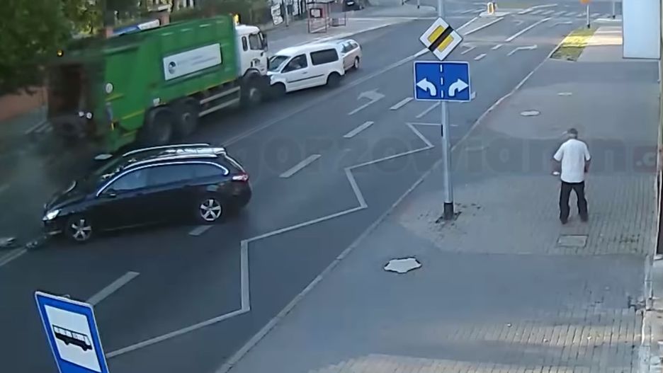 Śmieciarka taranowała samochody. Na szczęście ruch był niewielki