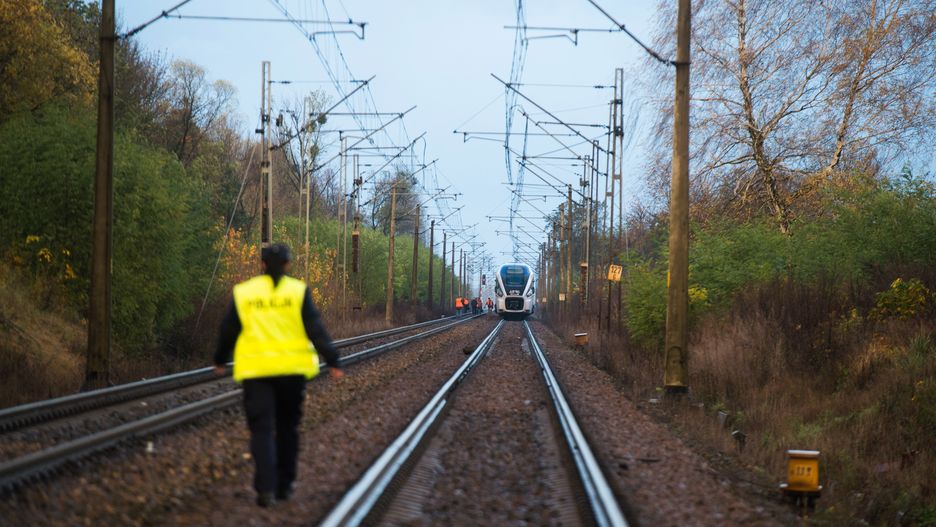Policjanci, pod nadzorem prokuratora, ustalają przyczyny wypadku
