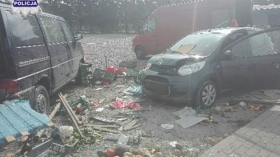 87-latek wjechał w stragany