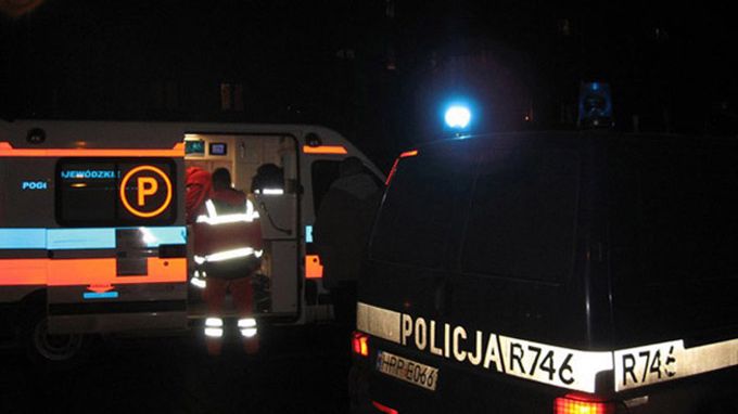 Policja zatrzymała pijanego mężczyznę, który próbował rozjechać ratowników medycznych