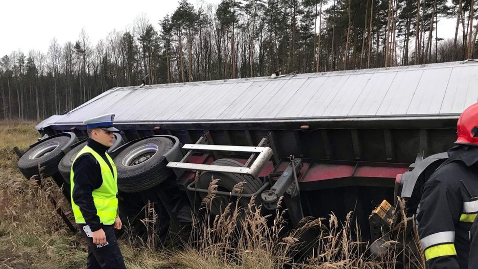 Tir zjechał na przeciwległy pas ruchu i wpadł do rowu
