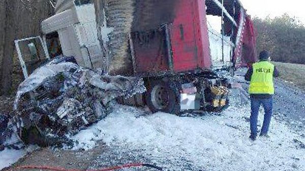 BMW wbił się w tira. Kierowca nie przeżył