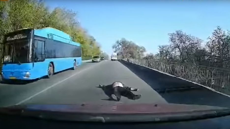 Nowomoskowśk na Ukrainie. Mężczyzna, który wypadł z karetki na ulicę, miał dużo szczęścia