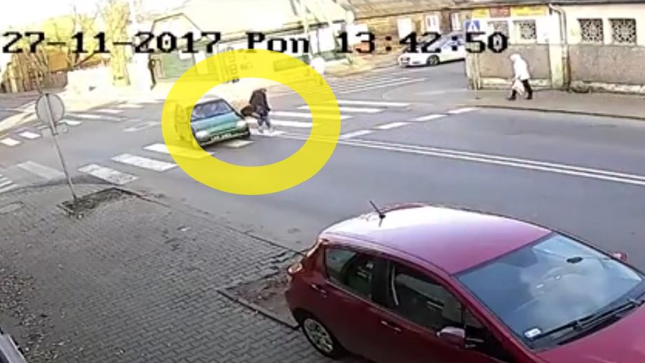 80-latek wjechał w przechodzącą po pasach kobietę.