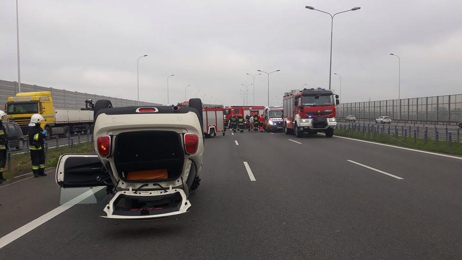 Na trasie S2 dachowało mini, są utrudnienia w ruchu