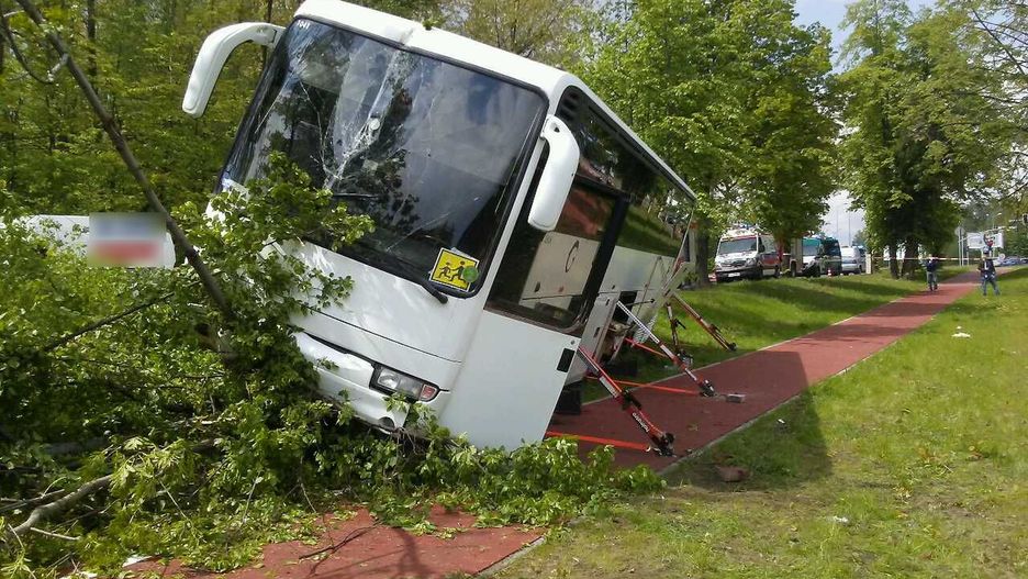 Autobus zjechał z drogi i zatrzymał się na ścieżce rowerowej
