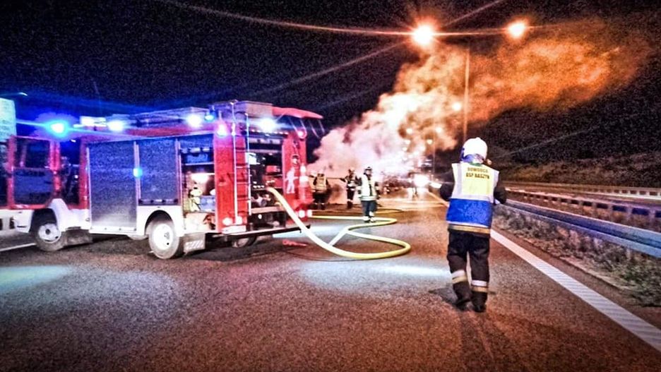 W gaszeniu płonącego auta na S8 brało udział kilka zastępów straży pożarnej.