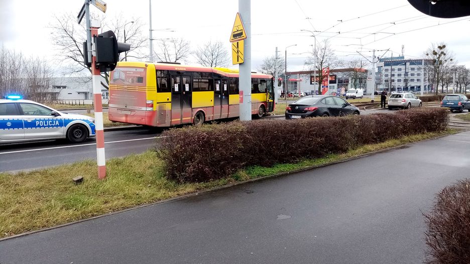W piątek we Wrocławiu doszło do dwóch wypadków z udziałem autobusów MPK. Utrudnienia zostały już usunięte.