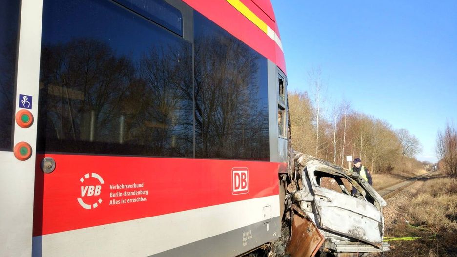 Pociąg zatrzymał się prawie 200 metrów za przejazdem