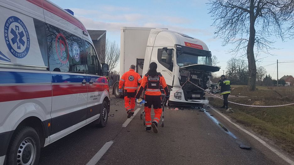 Na DK 15 w okolicach miejscowości Wrocki doszło do zderzenia samochodu osobowego z ciężarowym.