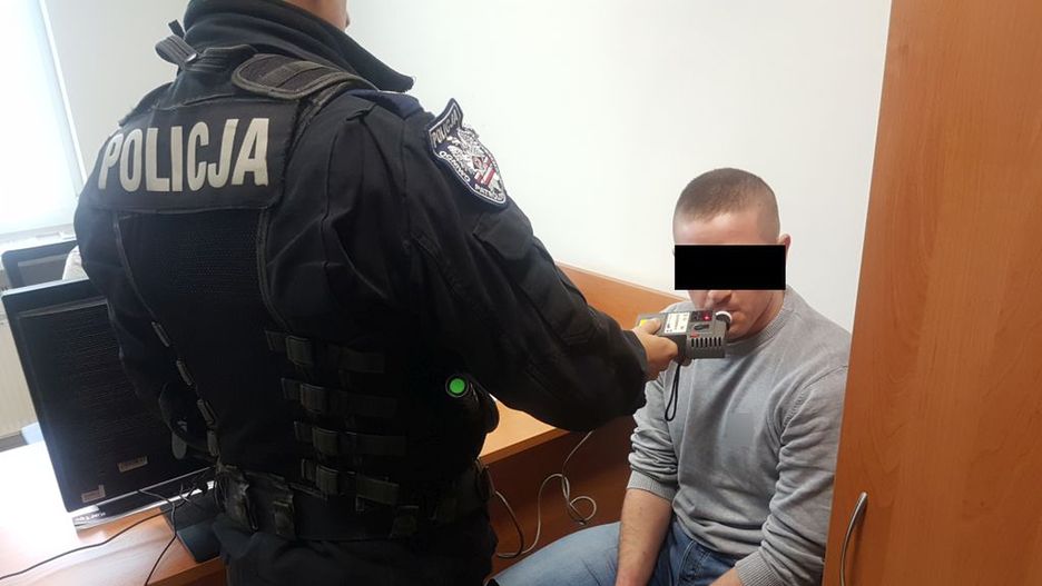 22-latek miał zakaz prowadzenia pojazdów. 
