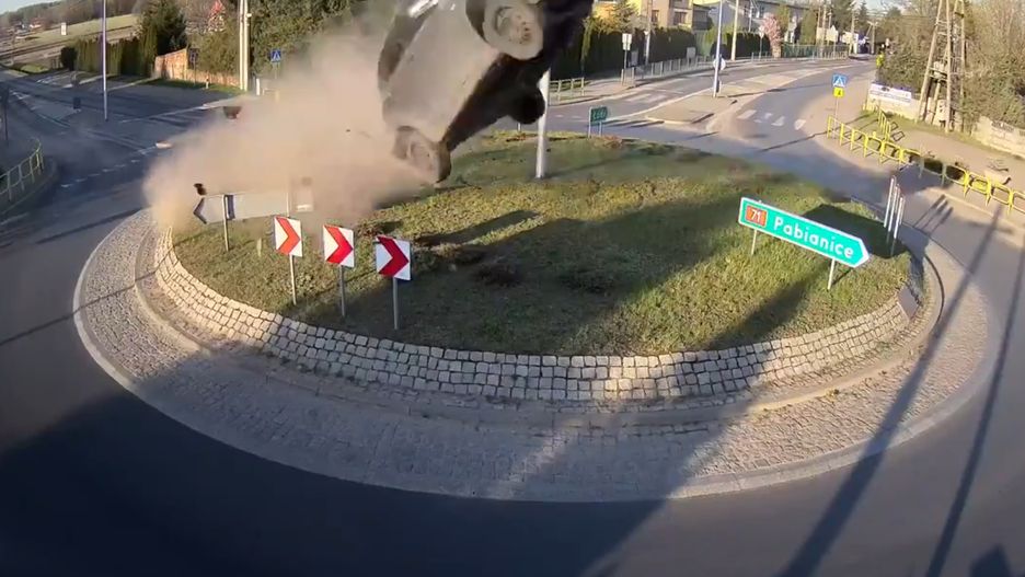 Wypadek. Rąbień. Auto wystrzeliło w powietrze na rondzie jak z katapulty.