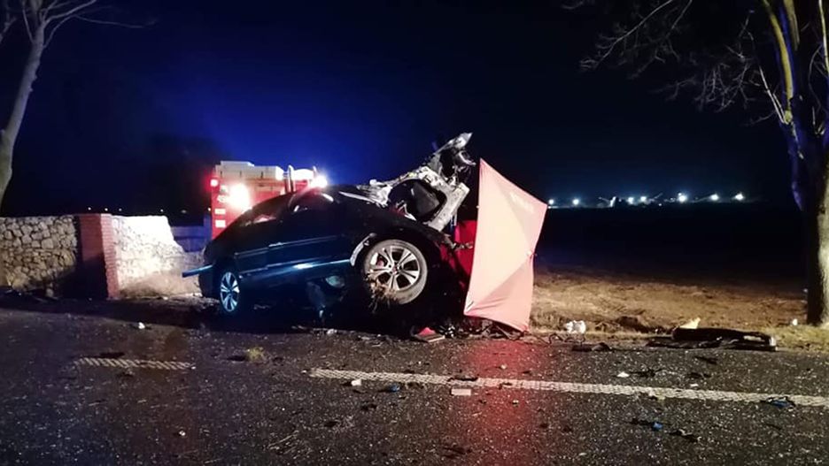 Tragiczny wypadek w Suchej. Mercedes wbił się w drzewo