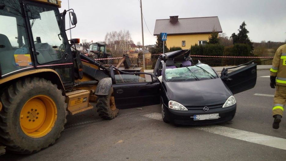 Linka holownicza przecięła dach samochodu