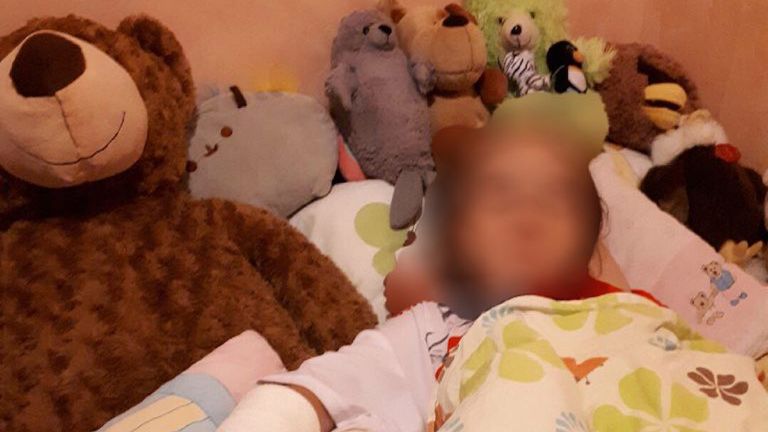 Lekarz zalecił poszkodowanej dziewczynce "oszczędny tryb życia": dużo odpoczynku, ograniczenie zabawy