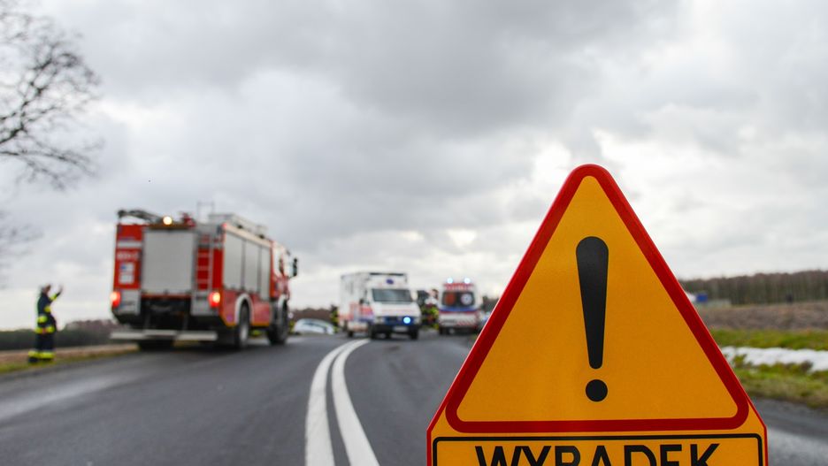 Kierowca na zakręcie zderzył się z drzewem. Służby wezwał system eCall