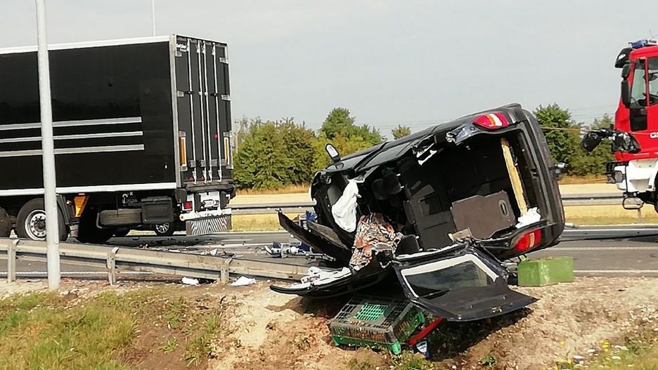Pabianice. Zderzyły się trzy pojazdy - na miejscu zginął kierowca jednego z nich