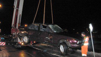 Ratownicy wyciągają auto z kanału