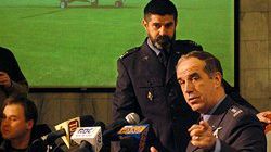 Meteorolog ppłk Józef Dudziak oraz przewodniczący komisji płk Ryszard Michałowski