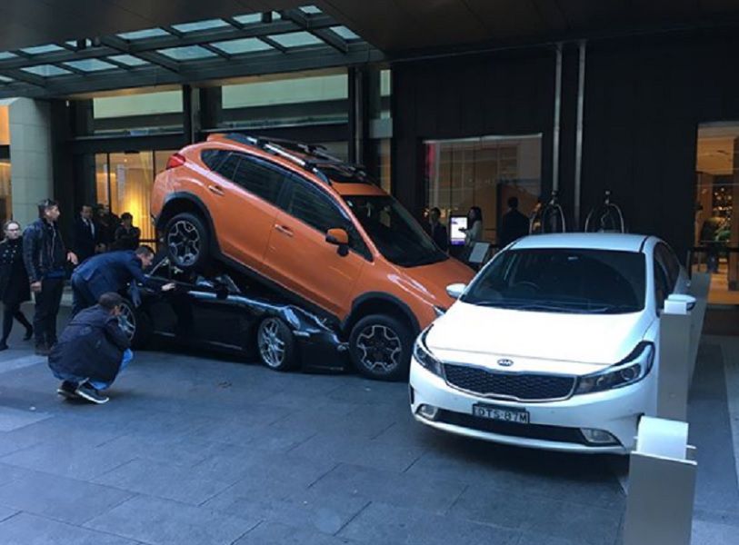 Parkingowy w Sydney zniszczył cenne Porsche. Miał tylko podstawić auto pod hotel