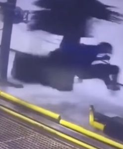 Sprzątał działającą myjnię automatyczną. Miał wielkiego pecha