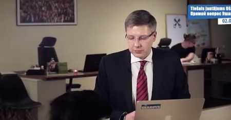 Kot wtargnął niespodziewanie na wizję. Pierwsza reakcja burmistrza Rygi? Bezcenna!
