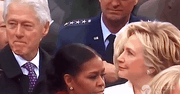 Co robił Bill Clinton kiedy myślał, że nikt nie patrzy? Mina jego żony Hillary mówi więcej niż tysiąc słów [Wideo]
