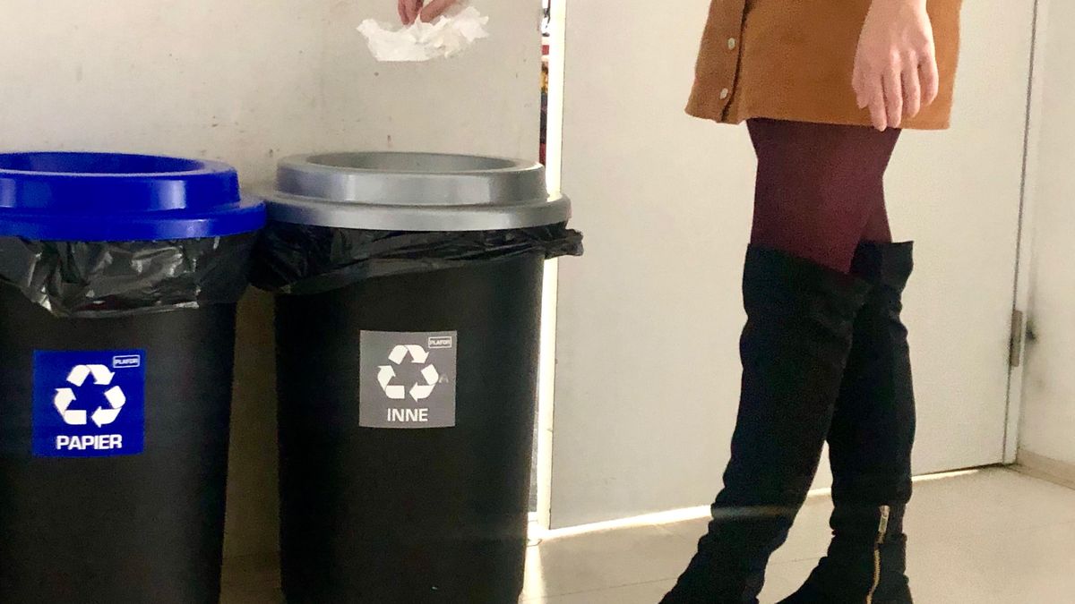 Posłowie chcą, by ewidencja odpadów na papierze była prowadzona dłużej.