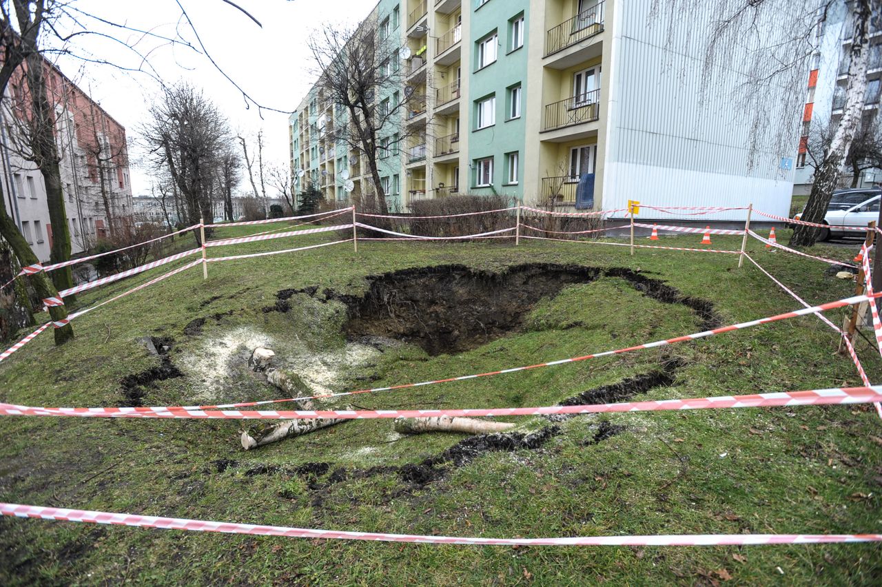 Ziemia zapadła się na osiedlu. Gigantyczna dziura tuż przy blokach