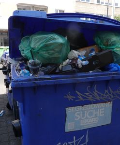 14 dni na kontenery? Raczej dwa miesiące. "Usłyszałam, że mogę położyć śmieci na chodniku"