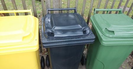 Podkowa Leśna zmienia zasady wywozu śmieci. Koniec z plastikowymi workami. Mieszkańcy podzieleni