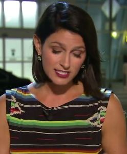 Niewzruszona dziennikarka. Z pająkiem na ramieniu prowadziła relację