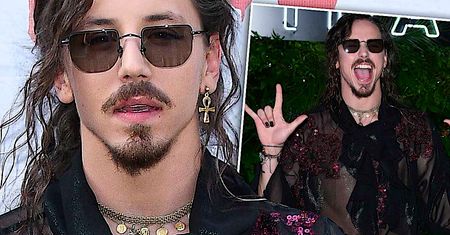 Michał Szpak w królewskich szatach błyszczał na imprezie muzycznej! Gwiazdor wyglądał prawie jak PRINCE!