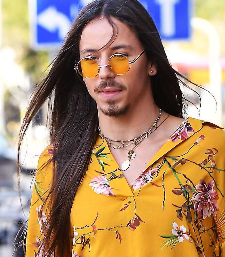 Michał Szpak w żółtych okularach