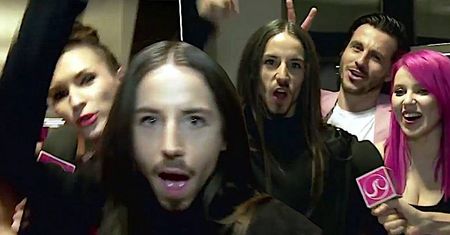 Michał Szpak przerwał nam wywiad z Martą Gałuszewską i zrobił show na miarę "Marleny". To dopiero HIT! [WIDEO]