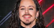 Michał Szpak paradował po mieście z wielkim napisem „Fck Ptn” na twarzy. Taki strój wymagał nie lada odwagi