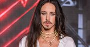 Michał Szpak słynie z długich włosów. Nikt nie podejrzewał, że zechce się ogolić na łyso! Nowy post wprawił fanów w osłupienie