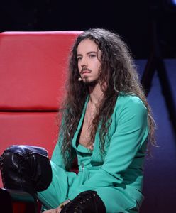 Michał Szpak w "sukience" podczas półfinałów "The Voice of Poland"