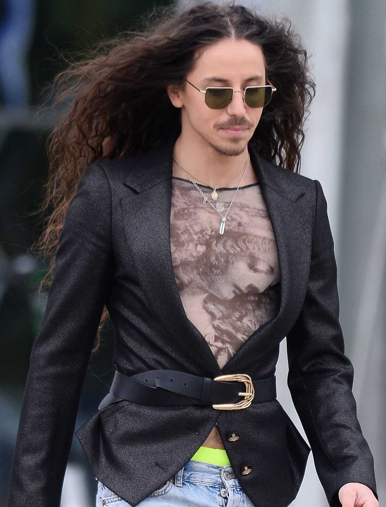 Michał Szpak w czarnej marynarce