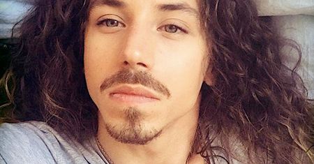 Michał Szpak sprawił sobie wypasione, królewskie łoże: "Jaram się". Pierwszy raz pokazał wnętrze swojej sypialni. To mini galeria sztuki