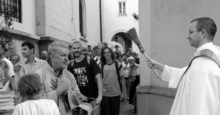 Zmarł duszpasterz hipisów ks. Andrzej Szpak. Stworzył Pielgrzymkę "Młodzieży Różnych Dróg”
