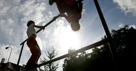Jelenia Góra. 3,5-latka zginęła pod przewróconym trzepakiem