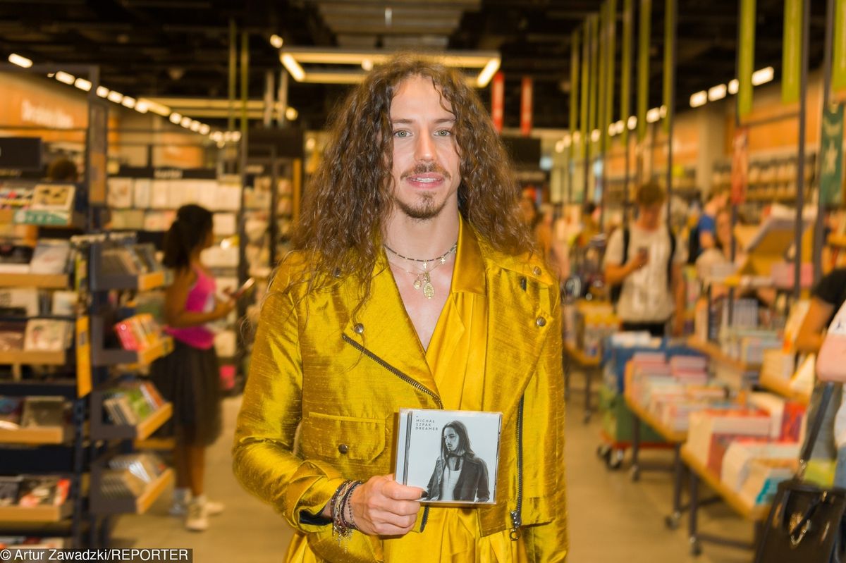 Michał Szpak parodiuje Edytę Górniak. Wykonał utwór "Kolorowy wiatr" z "Pocahontas"