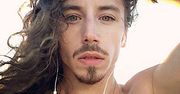 Michał Szpak szaleje w Tajlandii! Jego fantazyjna stylizacja w kusym stroju gimnastycznym zwala z nóg!