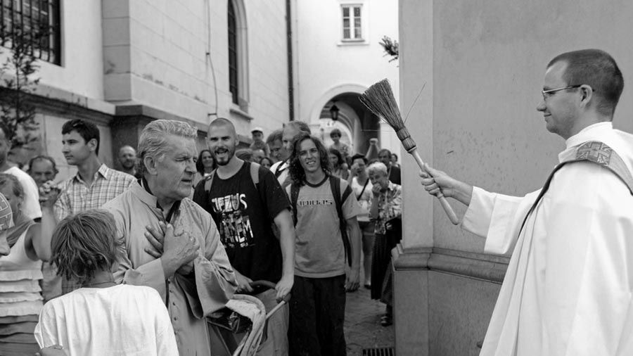 Ks. Andrzej Szpak (z lewej) - w 2013 r. Pielgrzymka Młodzieży Różnych Dróg