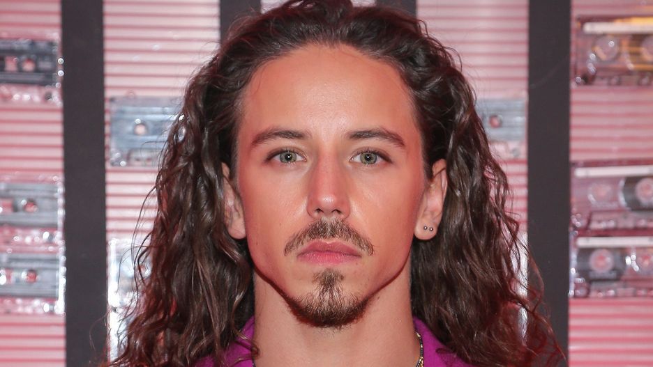 Michał Szpak w różowym garniturze