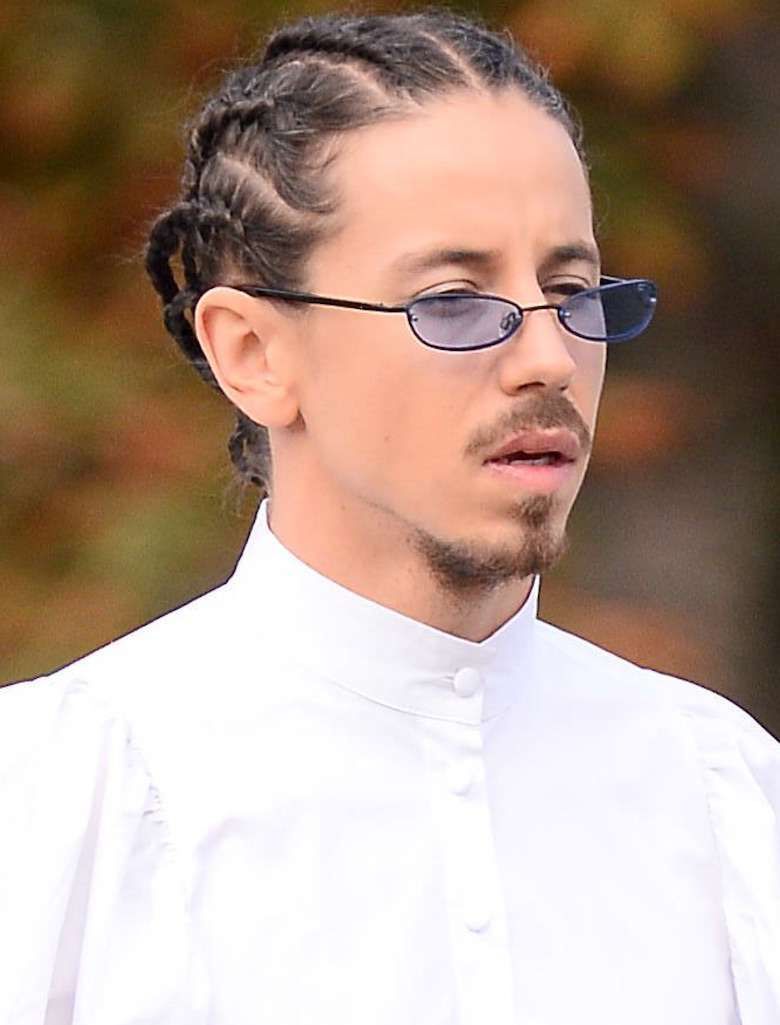 Michał Szpak w niebieskich okularach