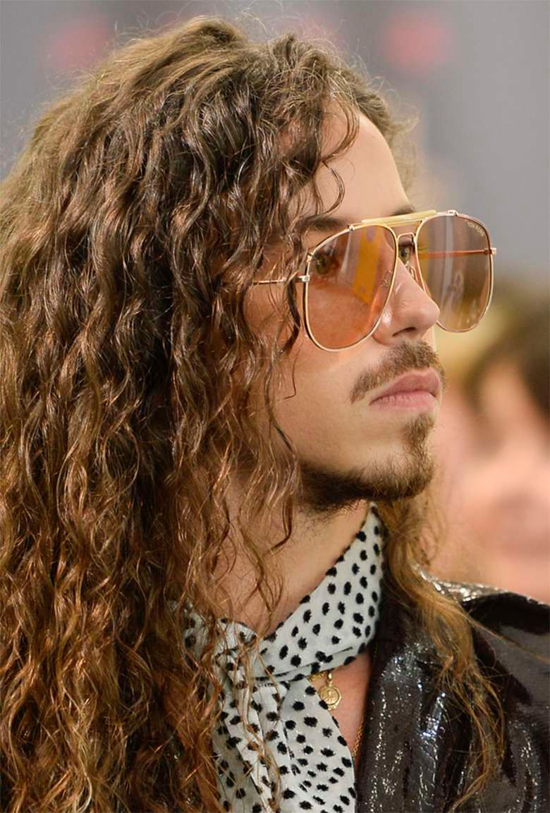 Michał Szpak w okularach w Sopocie